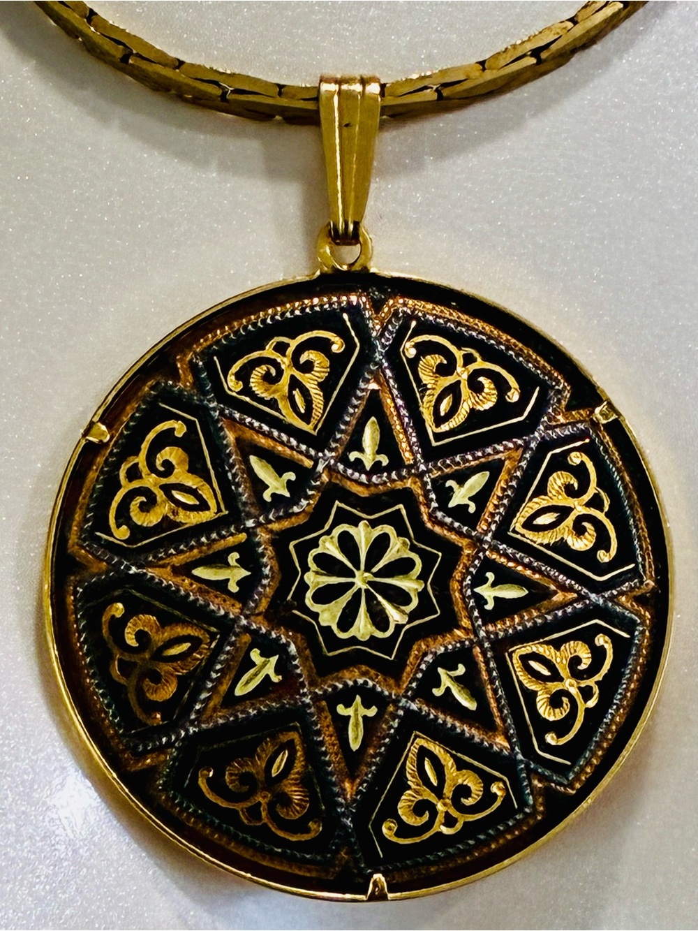 VTG Damascene Gold-Tone Star Medallion Pendant Necklace - INCLUDES CHAIN LINK
